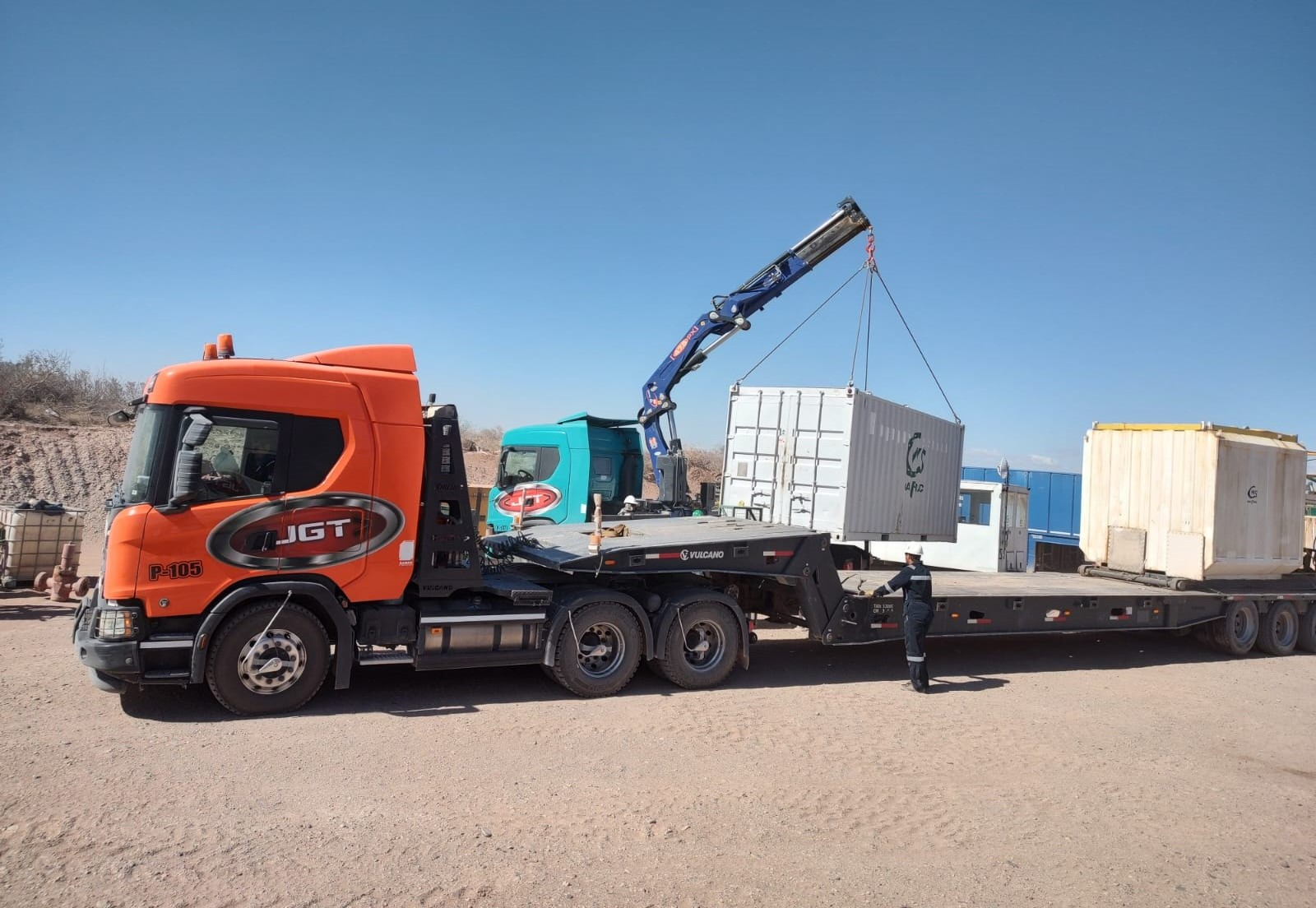 Trailers y equipamiento de soporte operativo en locación petrolera