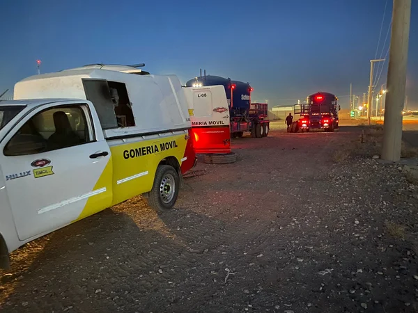 Gomería móvil atendiendo maquinaria pesada